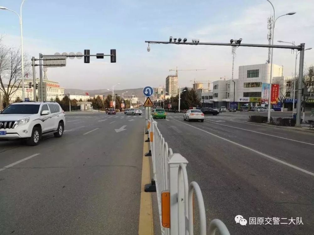 由于城区道路大都装有道路中央隔离护栏,驾车掉头就更不能随心所欲了