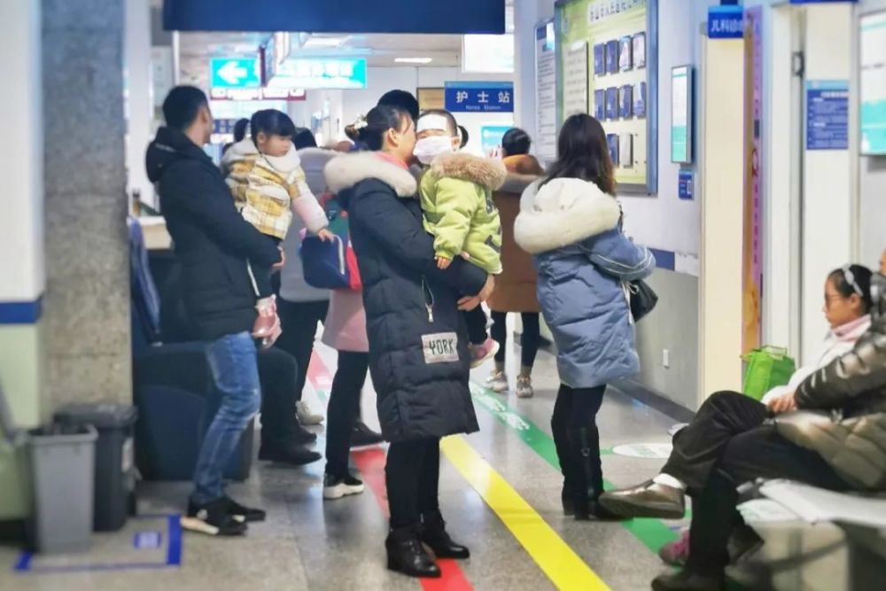 早上8点过,人民医院门诊部就已经爆满.