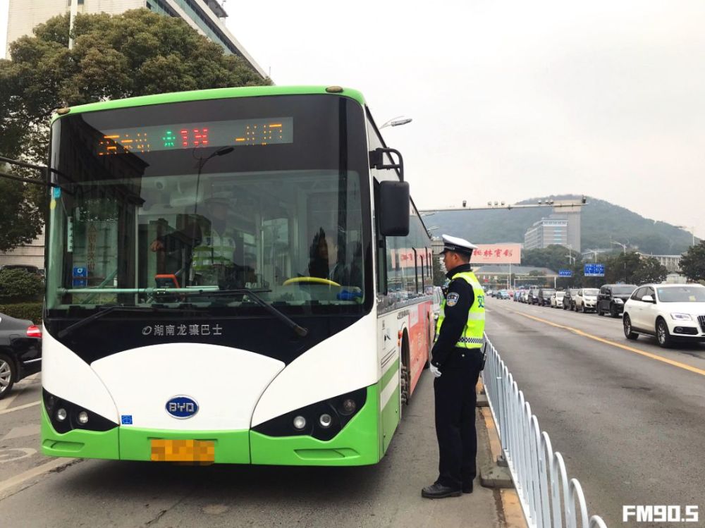 小车驾驶员注意:长沙这条专用车道的限行时间变了,走错罚200!