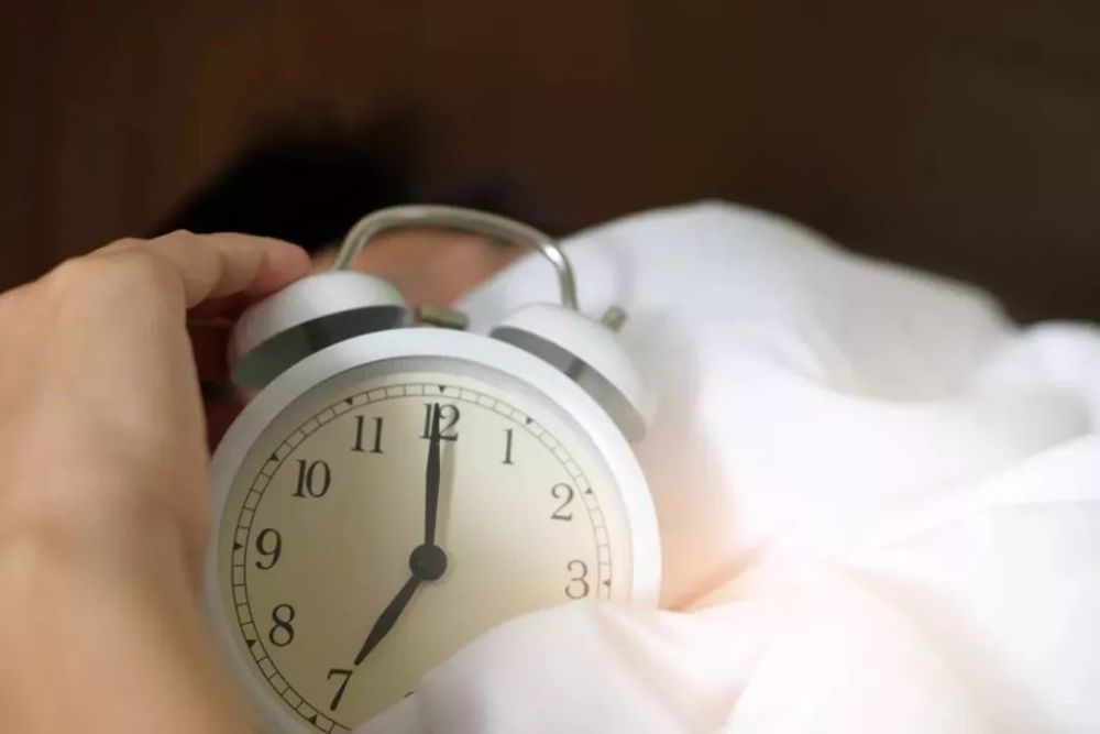 按时就寝,不仅可以保护大脑,还能提高睡眠质量,减少失眠.