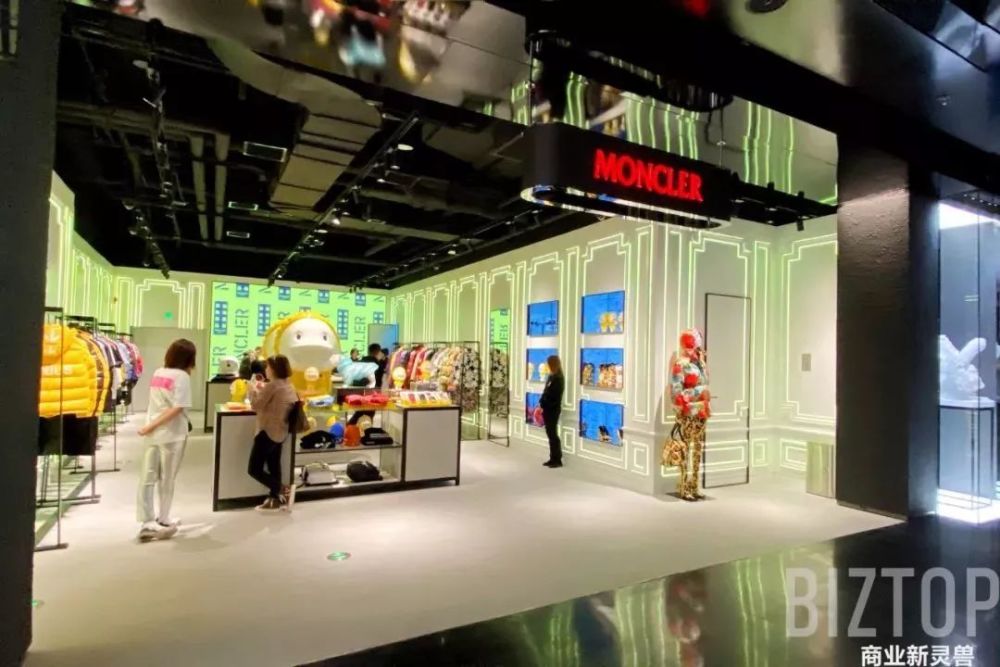 abloh秀场的模特为原型,3d打印而成,而为了诠释品牌主旨"旅行的真谛"