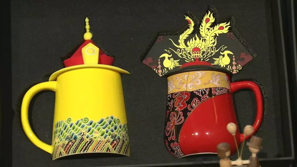 本周起,天坛祈年贺岁礼 开始在天坛公园的文创店中 正式与广大游客