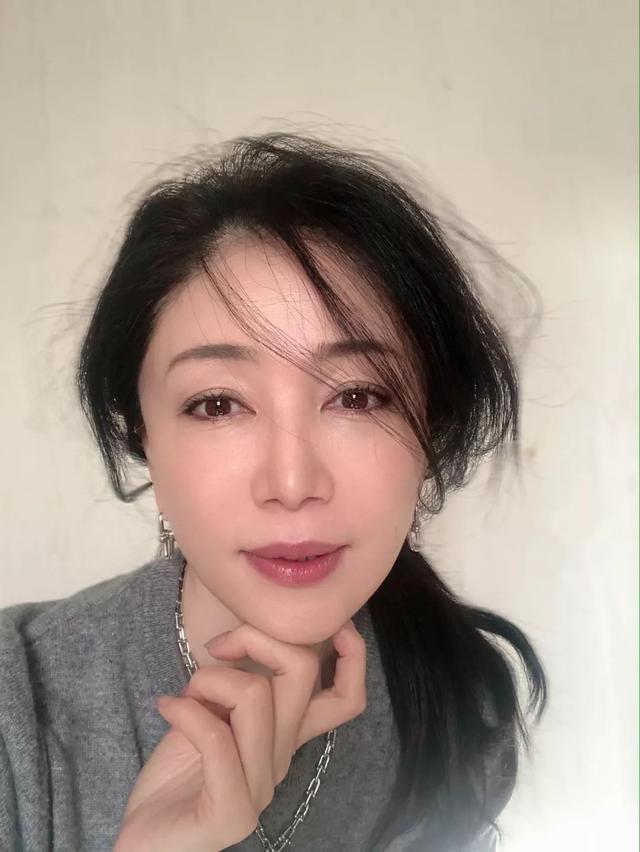 日本"美魔女"选美大赛,冠军竟是52岁的她,网友:成熟的
