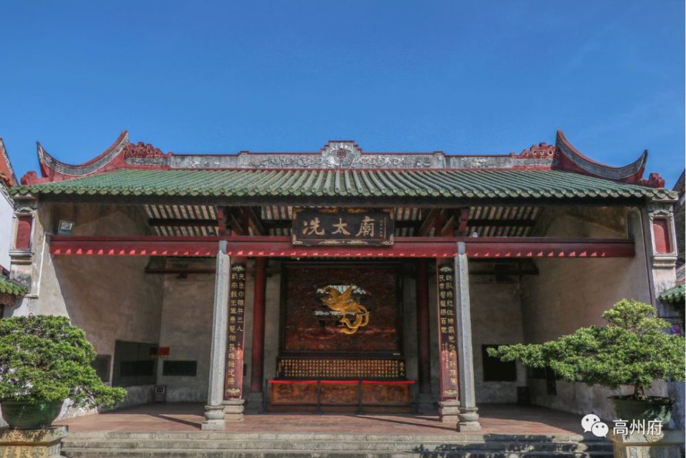 2000年江总书记视察高州来到冼太庙