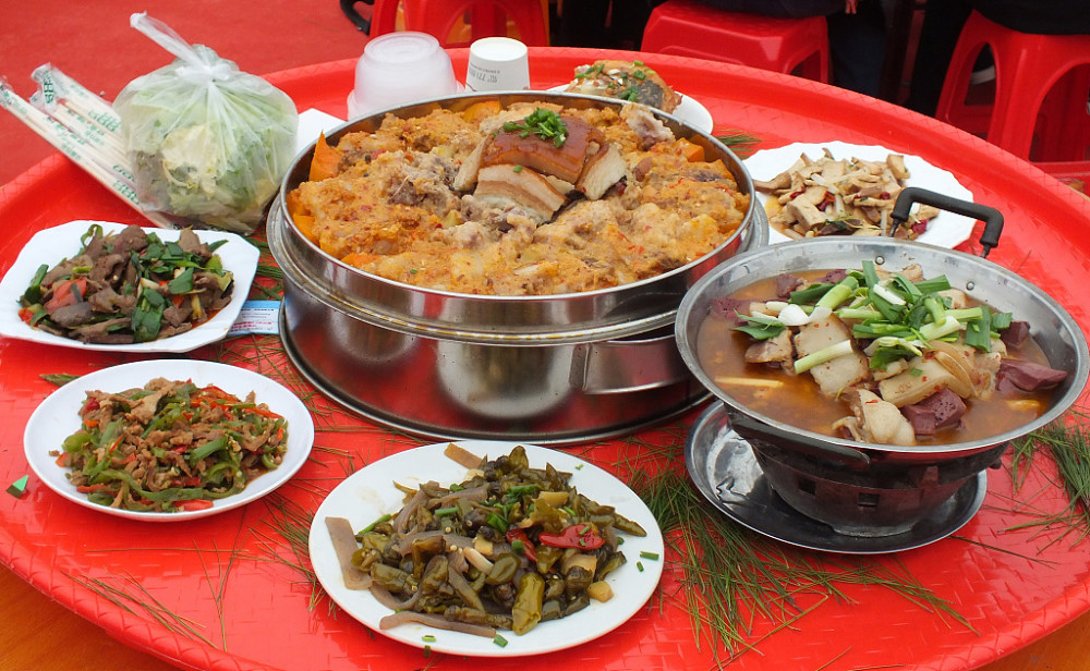 湖北宜昌乡村举办年猪文化节,丰盛年猪宴吸引游客,馋得流口水