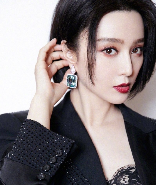 范冰冰高清精美写真,黑色亮片西装搭配飒爽短发,气场全开
