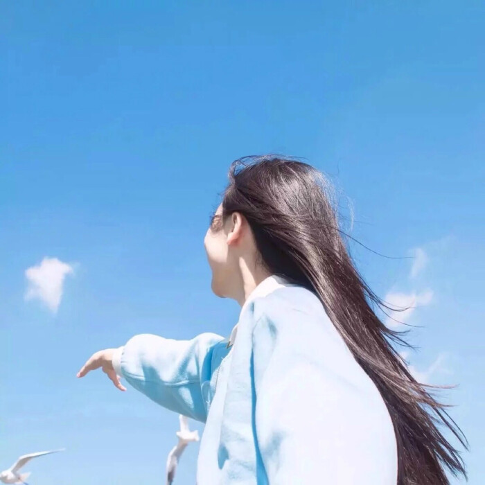 无印良头·超火vip情侣头像:一个人看天空时,并不是寻找什么,只是寂寞