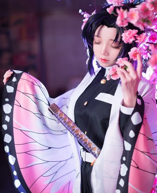 《鬼灭之刃》动漫角色蝴蝶忍cosplay,日系女孩化身蝴蝶忍优雅美丽