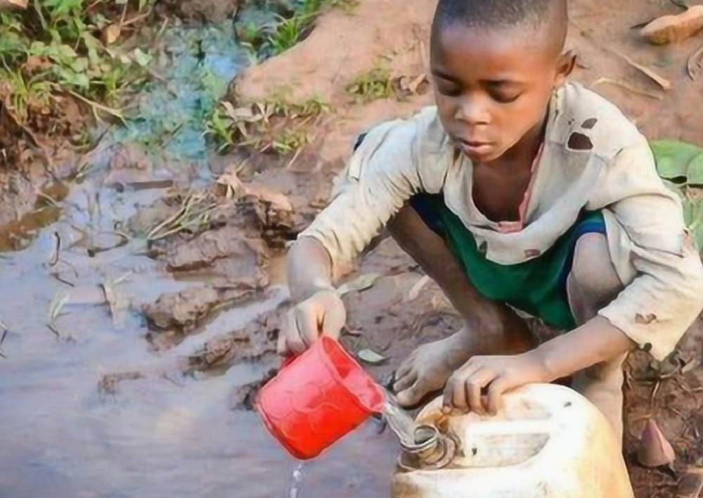 非洲人宁愿跑10公里来提水喝,也不打一口井,真的是因为他们懒惰吗?