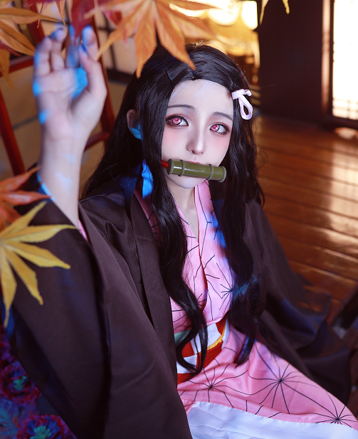 cosplay《鬼灭之刃》动漫角色灶门祢豆子,穿和服的小姐姐清新优雅