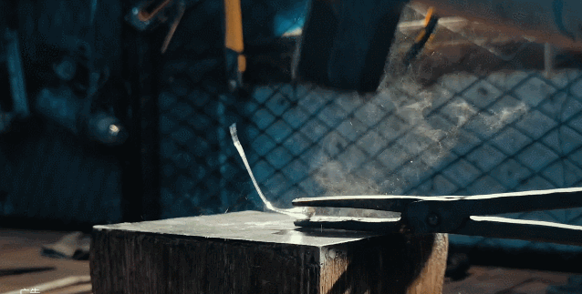 玻璃冷却凝固 内外压力抵消 使得鲁伯特之泪能承受巨大的冲击 60kg?