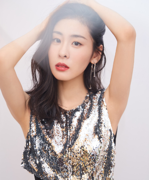 张碧晨时尚精美写真,穿银色礼服,尽显美丽女人味