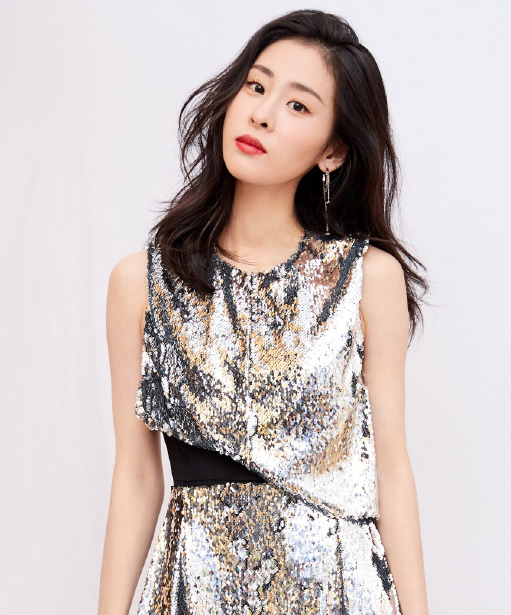 张碧晨时尚精美写真,穿银色礼服,尽显美丽女人味