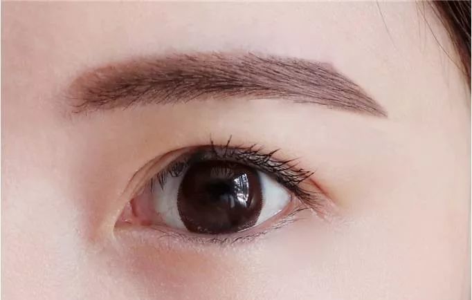 step3 梳理,最后用螺旋眉刷顺着眉毛生长方向轻刷几下,颜色就会更