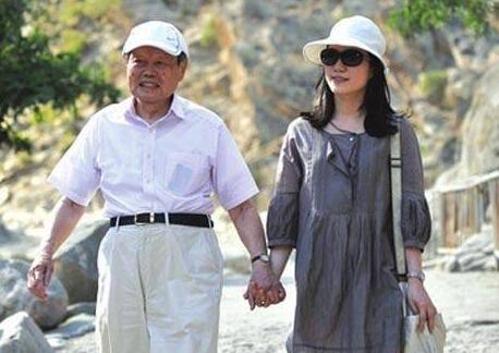 泰斗级人物杨振宁82岁娶了28岁的翁帆,如今生活怎么样