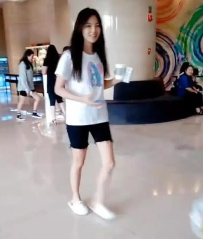 杨超越没化妆外出买早饭,当被路人恶意抓拍后,真实颜值却让众人感叹