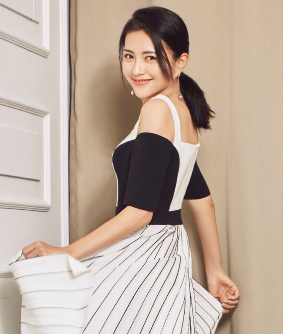 包文婧写真图片壁纸,简约时尚,优雅动人