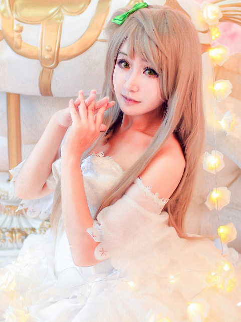 南琴梨cos图片欣赏,清纯可人的金发小姐姐,靓丽动人