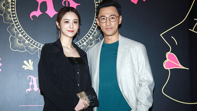 婚期就到 张馨月晒婚戒看婚纱秀