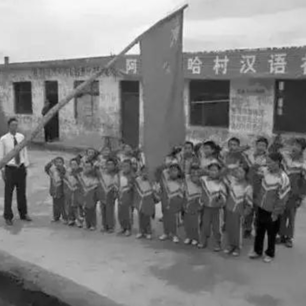 老照片:12年前上学还是很辛苦的,家长们盼着孩子们早日成才,走出大山