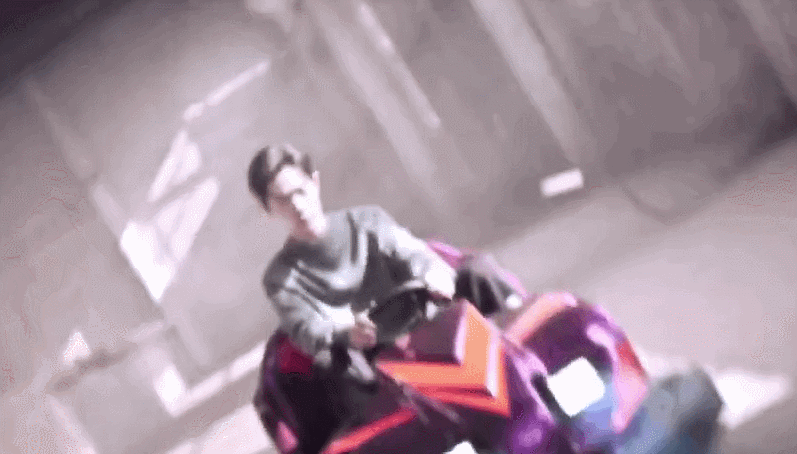 肖战开车vs王一博开车,一眼就看出谁是老司机,颜值都挡不住