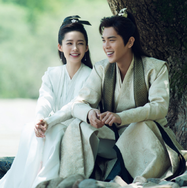 张若昀李沁拍"吻戏",两人站在油菜地里,花絮甜到让人受不了