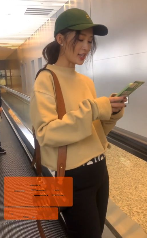 李沁坐扶梯,两只脚摆成一字,看到腿,女明星与普通人的