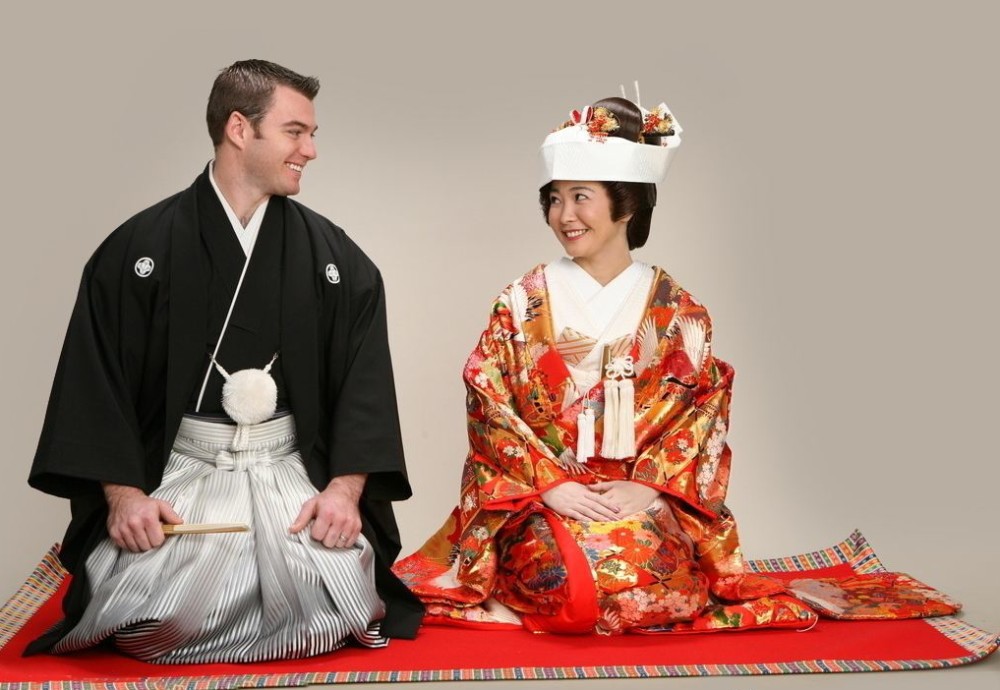 日本传统服饰——和服,为何后面有个小包裹?是小枕头吗?