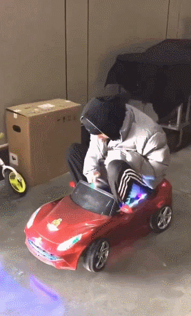 肖战玩卡丁车神色紧张,王一博展现二连漂移,