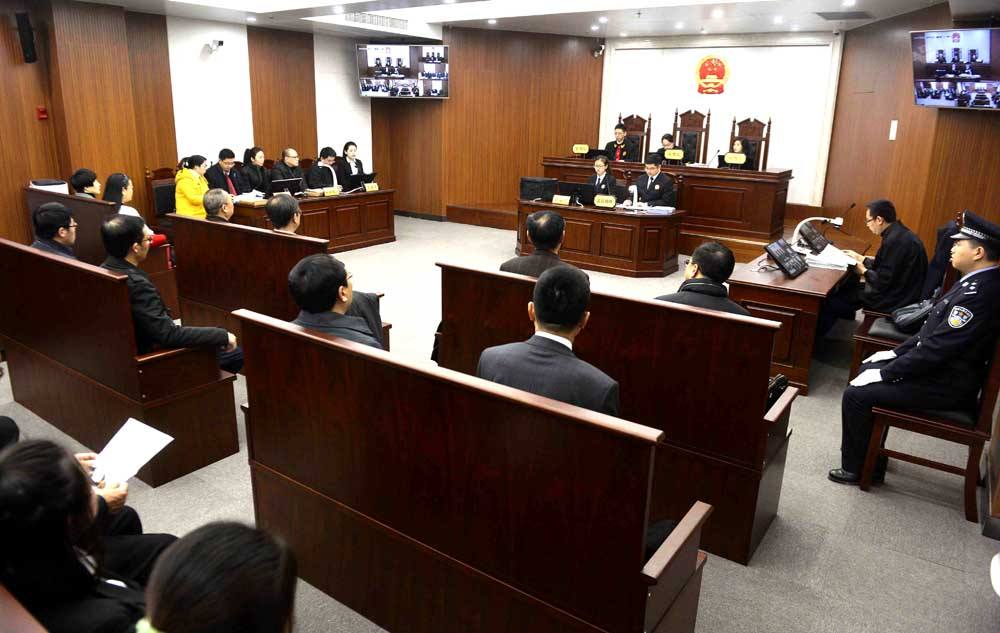 该案件最终以保险公司私下调解赔付周某医药费,周某撤诉的结局结案.