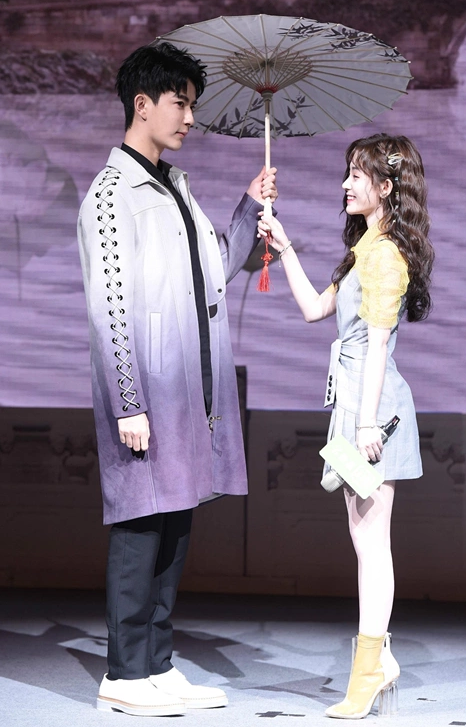 鞠婧祎:我159cm!于朦胧:我183cm!两人同框后,身高差很