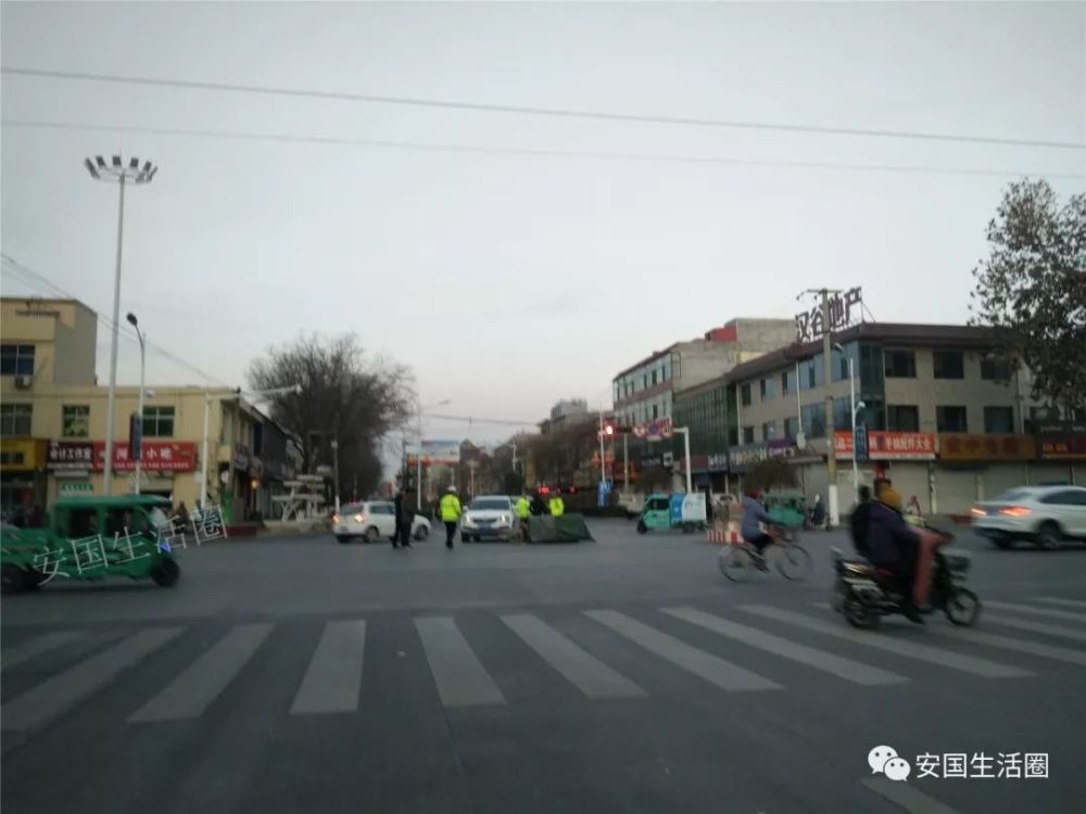 安国药兴大路一十字路口发生车祸,三轮车侧翻!