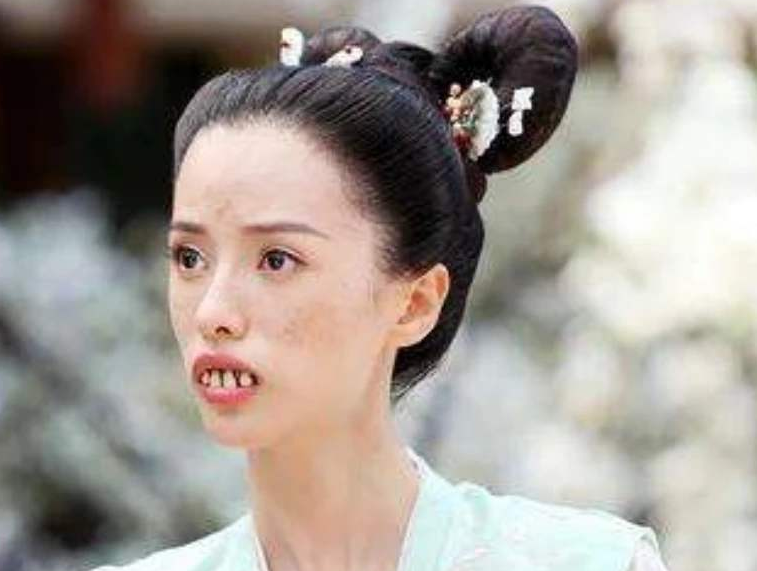 还记得《美人制造》中的龅牙妹吗?剧中被嫌丑,现实中美到窒息
