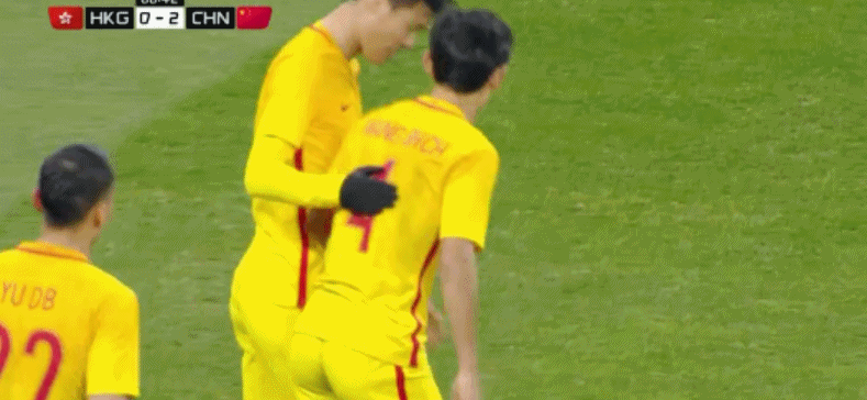 国足硬汉被铲伤后一瘸一拐坚持,曾被足协重罚,他完成自我救赎