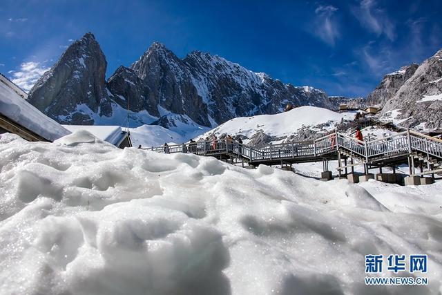 (新华网 陈畅 摄) 玉龙雪山景区,白雪与蓝天交相辉映,美不胜收.