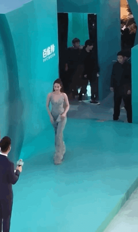 迪丽热巴生图好绝,穿薄纱裙秀曼妙身材,走路姿态摇曳生姿