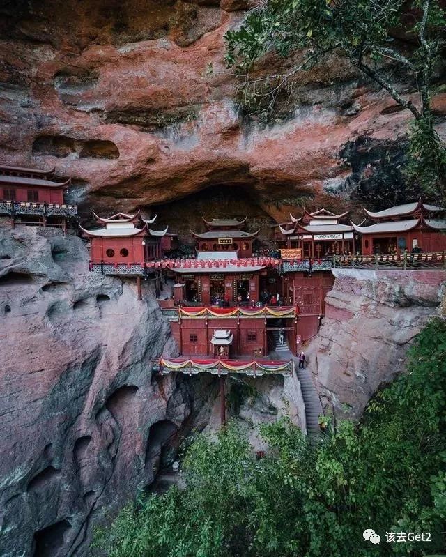 甘露岩寺位于泰宁大金湖风景区,隐藏在悬崖峭壁上的一个天然洞穴里