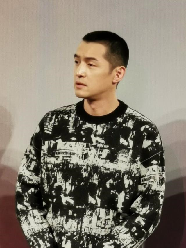 寸头在男星当中流行了,继胡歌之后,魏晨也给自己剪了个板寸头!