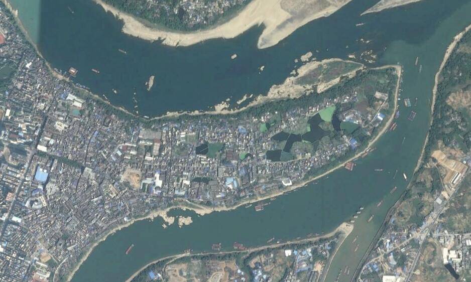 卫星上看广西桂平市:两条大江在此交汇,形成了半岛和岛屿