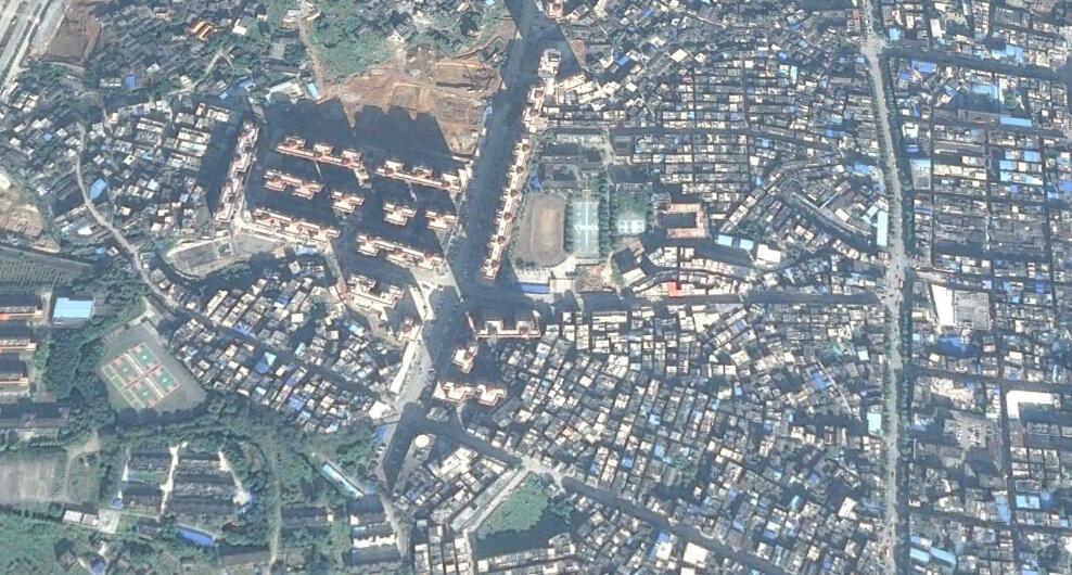 卫星上看广西桂平市:两条大江在此交汇,形成了半岛和岛屿