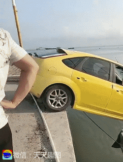 搞笑gif:你遭遇过电动车趴窝吗,特尴尬的那种?