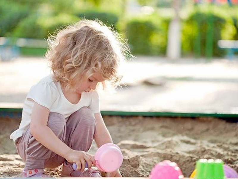 孩子爱玩沙子是本能,父母应鼓励孩子玩沙子,在沙堆释放自己天性