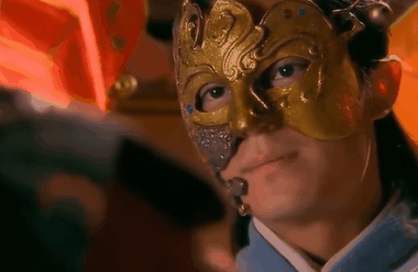 纵然下面的动图里没有薛绍,我们也能从周迅那含羞带怯,拉下面具,低头