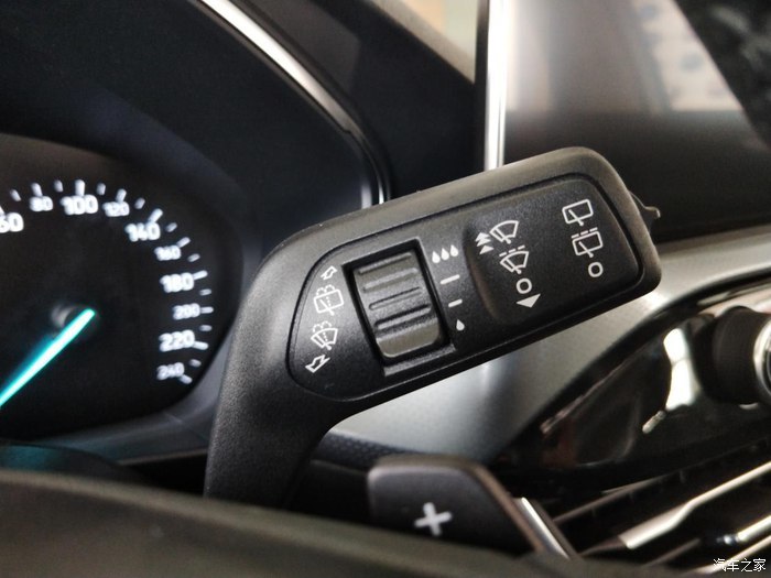 方向盘带拨片换挡功能,可以偶尔试试手动挡,虽然我不太用,保不齐很多