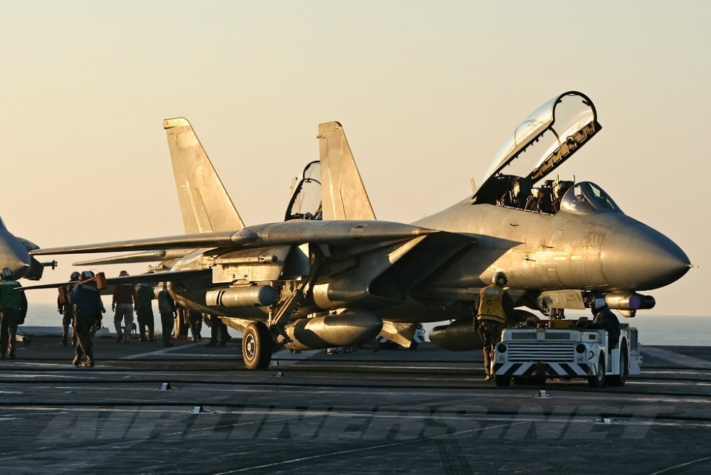 f-14"雄猫"战斗机外形粗犷,在军迷中有很多粉丝,可惜它早早就退役了