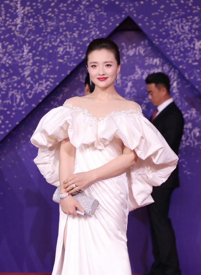 "槿汐"孙茜太会穿,一袭云朵长裙复古典雅,红唇美艳不输甄嬛