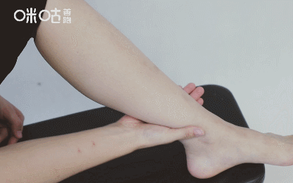 这一步骤可以在床上完成,臀部尽可能贴近床头,将双腿笔直靠在墙上