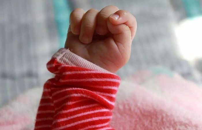宝宝脑瘫,婴儿护理,新生儿,脑瘫症状,宝宝握拳