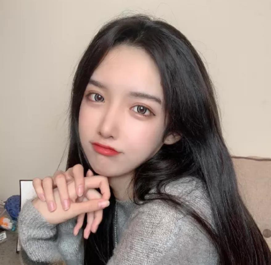 女装一姐艾比撞脸潘南奎,两人像亲姐妹,一个模子里刻出来的!