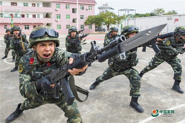 两名武警官兵在进行擒敌对抗训练.